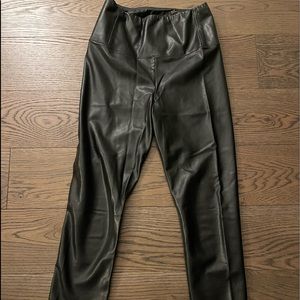 Aritzia Wilfred Daria faux leather vegan leggings black M Medium